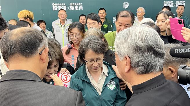 「战猫」民进党副总统候选人萧美琴（中）10日上午到台南新营车扫，出发前多位牧师围在萧美琴身边为她祈祷祝福。（张毓翎摄）