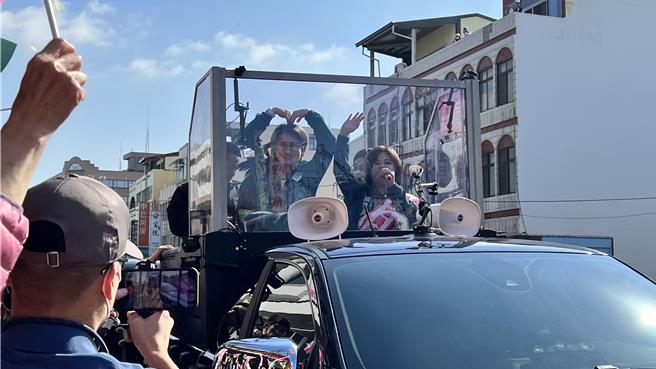 「战猫」民进党副总统候选人萧美琴（右二）比出爱心姿势，与台南市一选区立委候选人赖惠员（右一）合体扫街。（张毓翎摄）