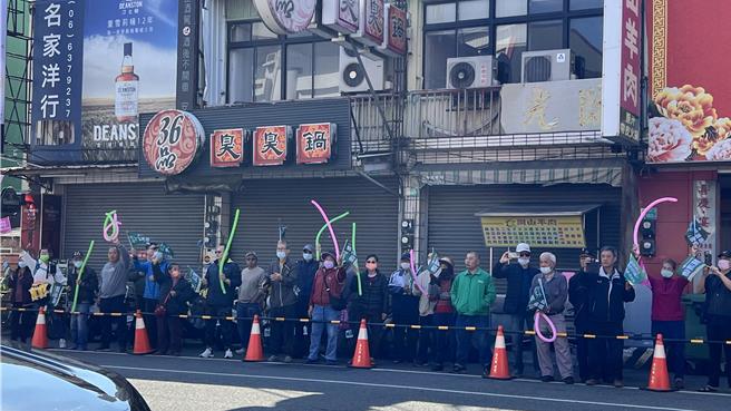 许多支持者在沿路摇动旗帜欢迎，还有民眾大喊：「美琴我爱你」。（张毓翎摄）