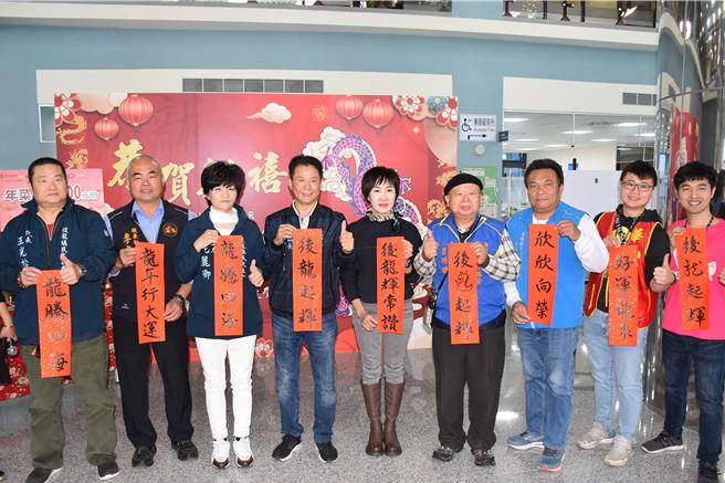 华山基金会后龙爱心天使站携手后龙镇公所及后龙镇代会，10日上午在后龙镇公所一楼大厅举办「寒冬送暖，舞动孤老心」活动。（谢明俊摄）