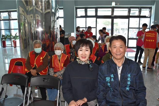 后龙镇长谢清辉伉俪10日慨捐华山基金会募孤老年菜。（谢明俊摄）