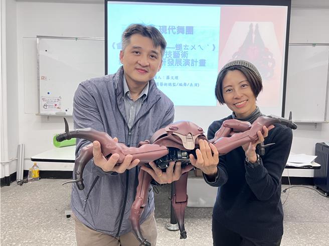 大同大學教師賴躍仁（左）團隊打造全台第一隻跳舞機械蟲「萊夫」，攜手稻草人舞蹈家羅文瑾（右）演出。（大同大學提供）