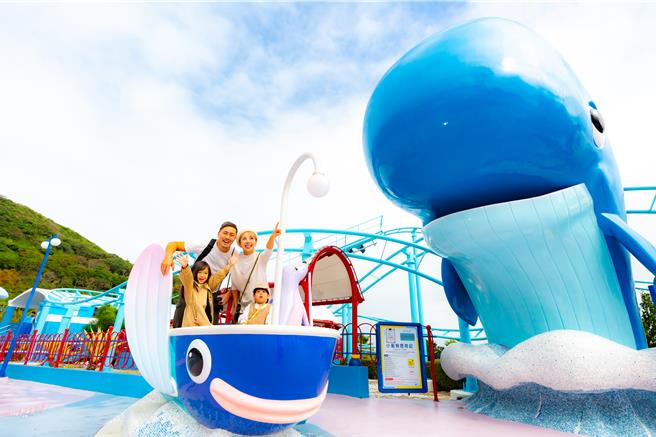 为鼓励花莲人返乡投票，远雄海洋公园推出临柜购票半价优惠。（多罗满赏鲸提供）