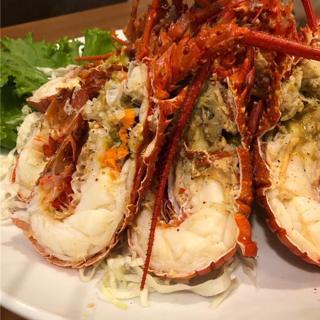 为鼓励花莲人返乡投票，花莲龙哥斯特推出第二只龙虾免费。（多罗满赏鲸提供）