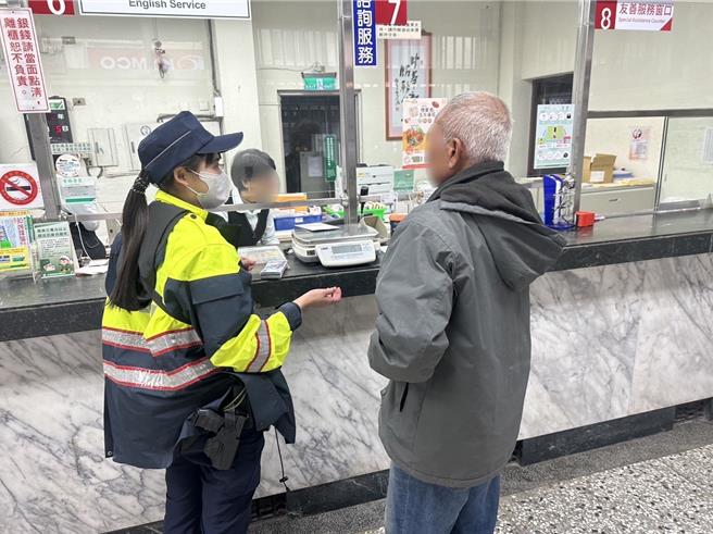 竹南警分局造桥分驻所员警与造桥邮局员工合力阻止纪姓男子被骗。（读者提供／谢明俊苗栗传真）