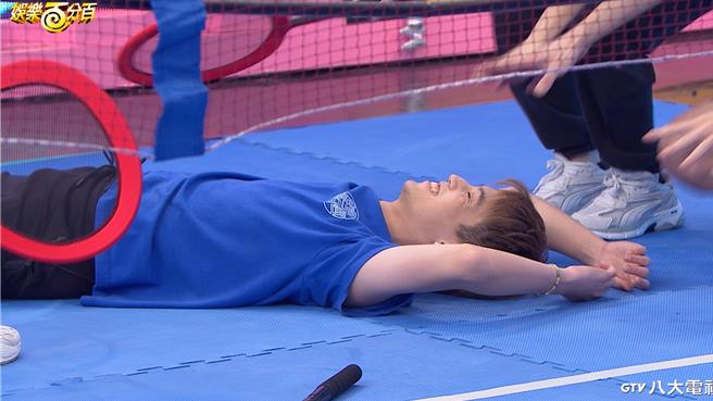 徐謀俊敬業玩到倒地。（八大提供）