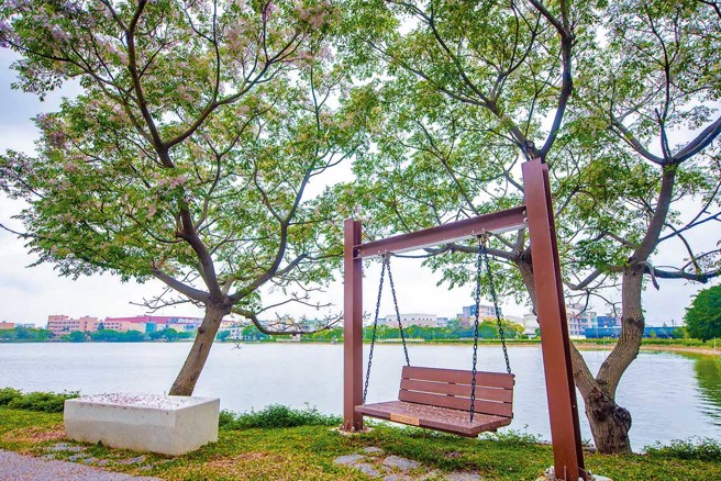 兼具休憩、田园观景、生态保护的内定绿塘水岸公园。（图／桃园市政府水务局提供）
