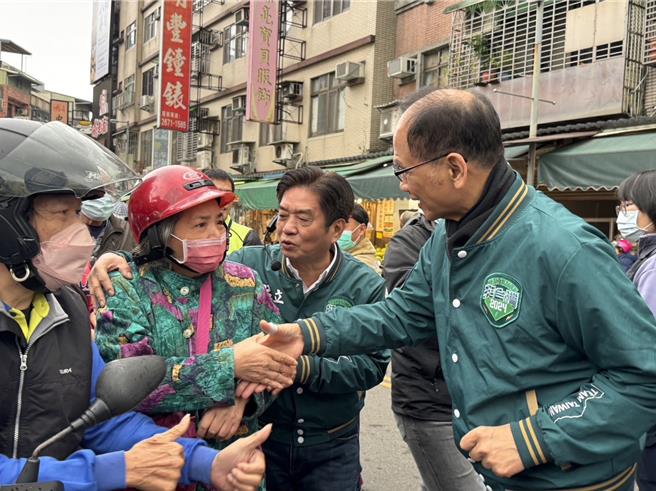 2024年1月10日新北市／立法院长游锡堃（右）今（10）日陪同新北十选区立委候选人吴琪铭（中）于三峡民生市场扫街。(吴琪铭办公室提供／刘玮晴新北传真)
