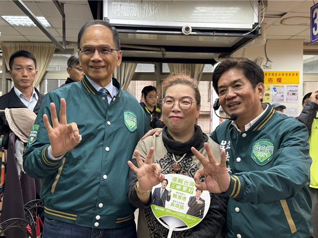 2024年1月10日新北市／三峡在地乡亲与吴琪铭（右）及游锡堃（左）热情合照。(吴琪铭办公室提供／刘玮晴新北传真)