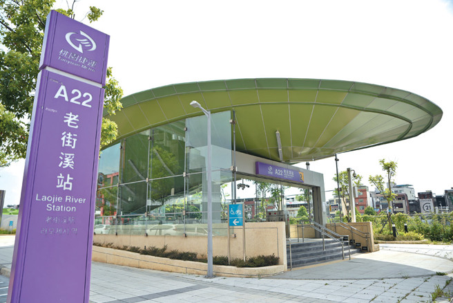 桃园机场捷运线A22老街溪站为2023年甫开通的站点，周边值得一游，可悠閒沿老街溪河滨漫步。（图／桃园大眾捷运股份有限公司）