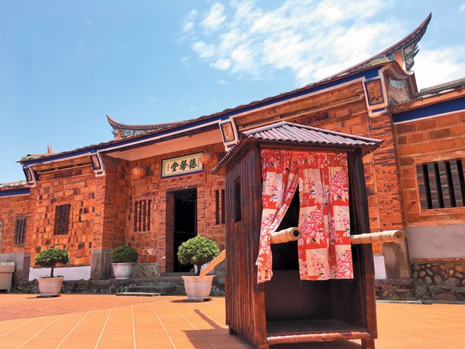 机捷A10山鼻站大门出来后往右走约100公尺，即能看到桃园三级古蹟德馨堂，古色古香建筑适合拍美照留念。（图／桃园大眾捷运股份有限公司）