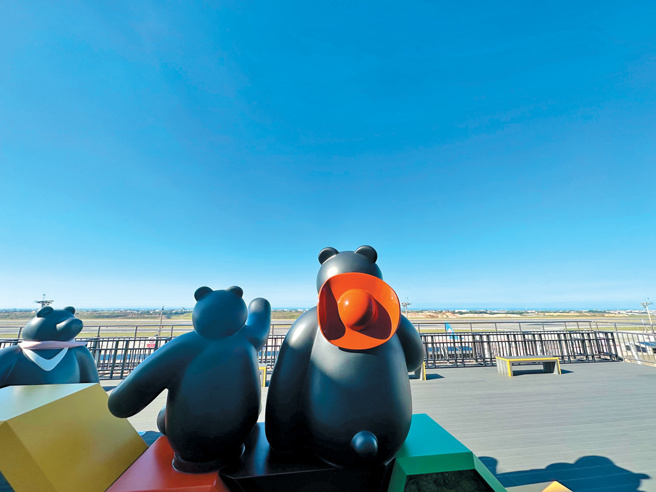 搭乘机捷至A13机场第二航厦站，可抵达桃园机场第二航厦的5楼机场景观台，观赏班机起降。（图／桃园大眾捷运股份有限公司）