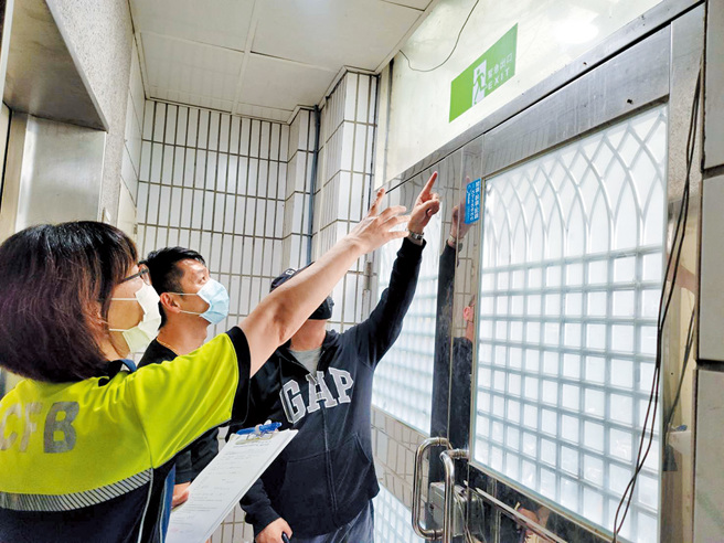 協助大樓更換出口指標。（圖／新竹市消防局提供）
