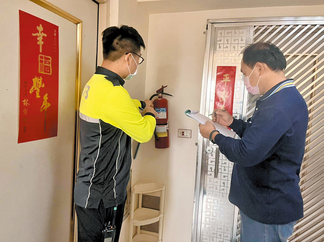 協助大樓更換滅火器。（圖／新竹市消防局提供）