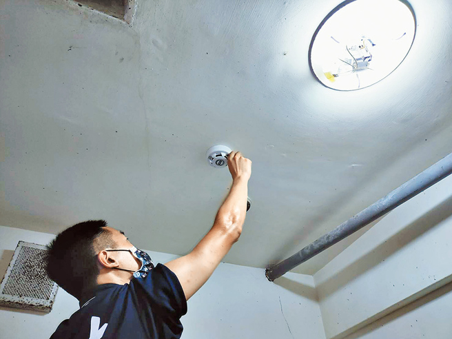 協助大樓更換住警器。（圖／新竹市消防局提供）