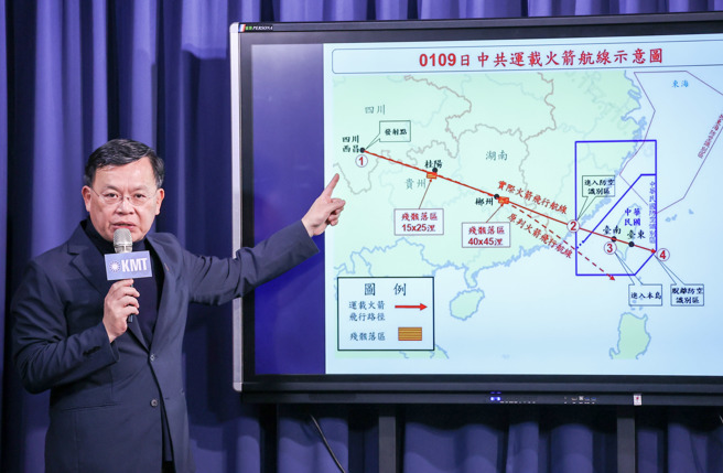 中国国民党文传会主委林宽裕（图中）10日出席「勿让国家级简讯沦为选举操作！ 我国应检讨领空防卫、预警、决策机制」记者会，会中表示，国民党对国防的支持绝对是100%，捍卫中华民国主权也不容置疑，更相信国防部的专业。然而，这次发布警报的程序上是否有精进空间？ （罗永铭摄）