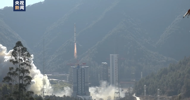 大陆昨发射搭载「爱因斯坦探针卫星」的长征二号丙火箭。（图 / 取自央视）