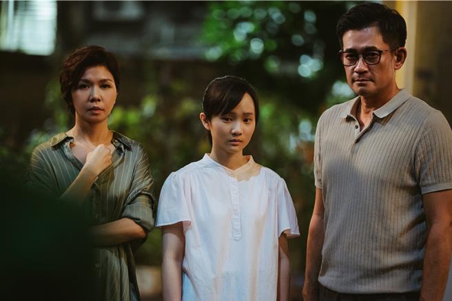 于子育（左起）、方郁婷、柯叔元飾演各自有秘密的一家人。（CATCHPLAY提供）
