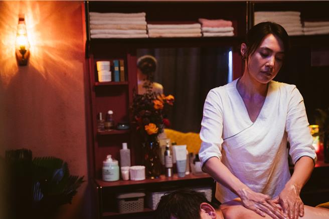 曾珮瑜飾演按摩師傅。（CATCHPLAY提供）