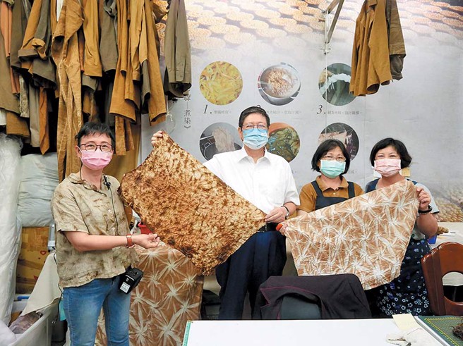 旱坑社区柿染制品，让县长杨文科大讚美丽。图／新竹县政府、旱坑、南外、南埔社区提供