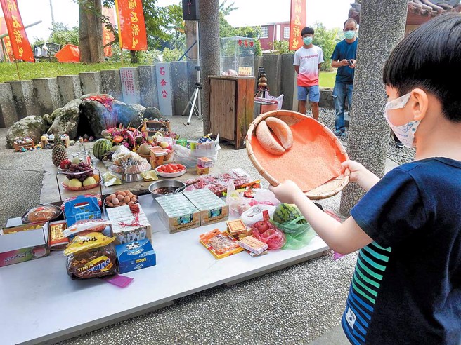 南外社区游客游览蝶形生态池。图／新竹县政府、旱坑、南外、南埔社区提供