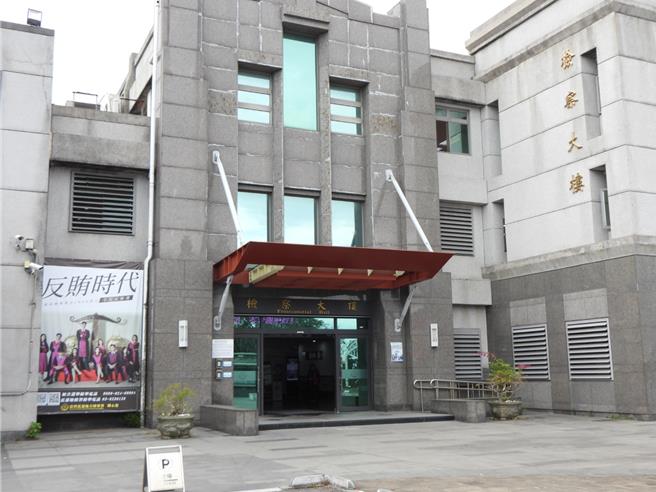 花蓮某鄉民代表的李姓助理，多次假藉慰問住院鄉親及其家人名義，親送價值330元的水果禮盒，要求選民支持某原住民立委候選人，案經檢調調查，認為其涉犯《公職人員選舉罷免法》投票行求、交付賄賂罪嫌且事證明確，日前依法提起公訴。（羅亦晽攝）