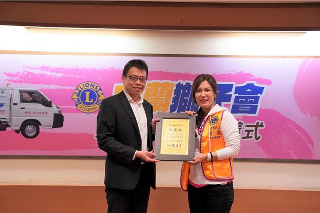 国际狮子会300B2区新北市金兰狮子会会长、新北市议员林金结夫人潘素文（右）代表捐赠三峡清洁队1辆资源回收车，环保局长程大维致赠感谢状。（新北市环保局提