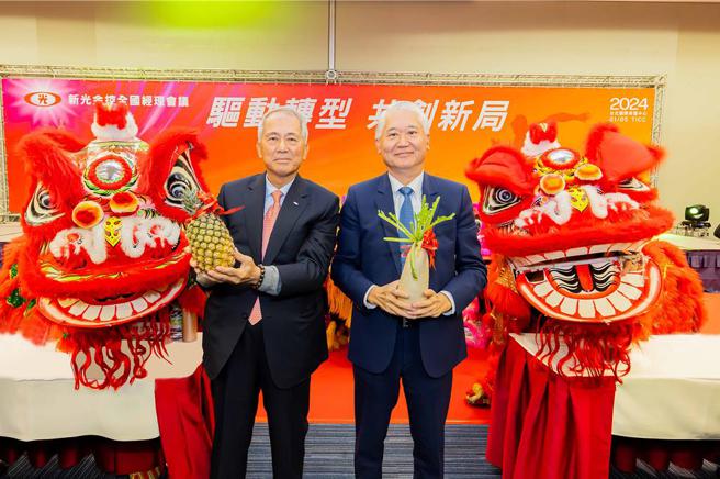 新光金控董事长陈淮舟(左)与子公司新光人寿董事长魏宝生(右)，展现2024开年气势，旗开得胜，业绩长红。图／新光金提供