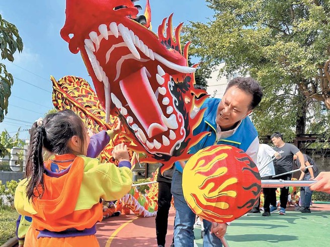 2024苗栗𪹚龍將在2024年2月登場，市公所首度深入校園舉辦「育龍計畫」，帶小小朋友認識𪹚龍文化。（圖／苗栗市公所提供）
