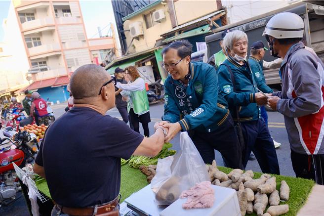 大选倒数3天，屏东二选区（屏南）立委候选人无党籍苏孟淳与民进党籍徐富癸除各自扫街拜票外，也攻防不断。（徐富癸阵营提供／谢佳潾屏东传真）