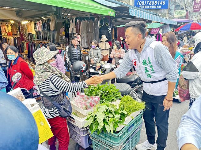 大选倒数3天，屏东二选区（屏南）立委候选人无党籍苏孟淳与民进党籍徐富癸除各自扫街拜票外，也攻防不断。（苏孟淳阵营提供／谢佳潾屏东传真）