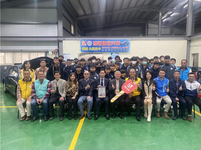 桃园市大园区大兴高中10日举行国瑞汽车全新教学用油电车捐赠活动。（蔡明亘摄）