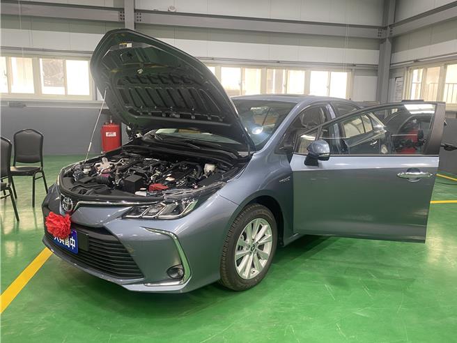 桃园市大园区大兴高中10日获国瑞汽车捐赠新型油电车COROLLA ALTIS。（蔡明亘摄）