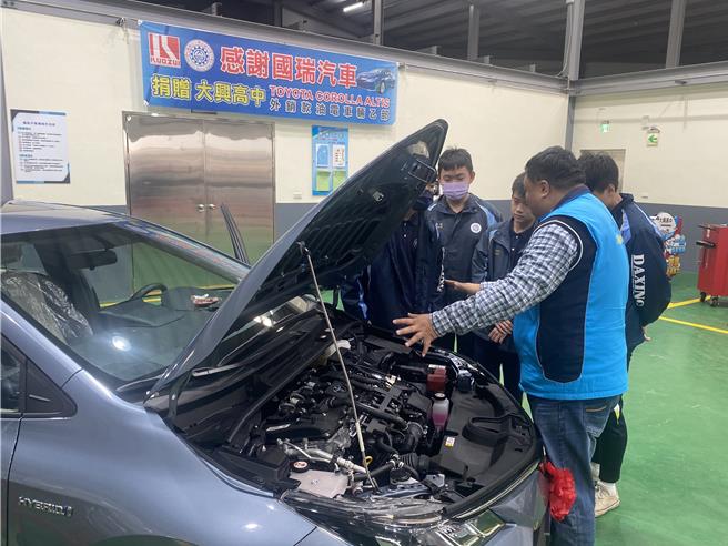 桃园市大兴高中获赠新型油电车COROLLA ALTIS，将投入教学课程使用。（蔡明亘摄）