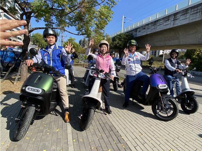 台中立委五选区国民党立委候选人黄健豪与争取连任的中三选区立委杨琼璎连手骑电动车诉求反空污、净零碳排、守护台中。（冯惠宜摄）