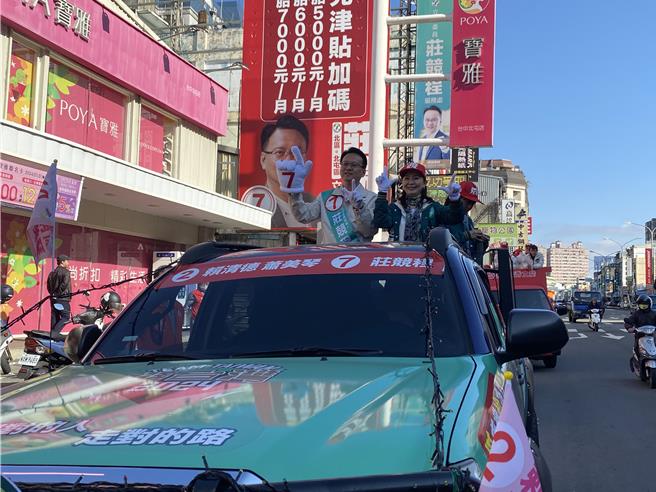 台中立委五选区争取连任的立委庄竞程10日有同党提名不分区立委郭昱晴陪车扫。（冯惠宜摄）