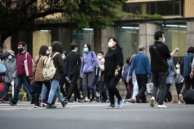 不少人喜欢上网看近期流行趋势搭配衣物，一名女子浏览脸书代购社团，发现不少卖家在卖雪靴。（图／示意图，达志影像）