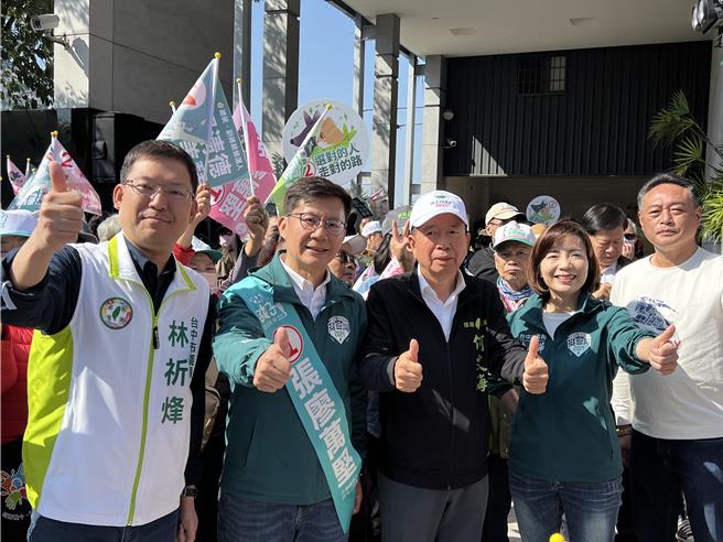 张廖万坚今天由赖清德陪同车扫，台中市议员陈淑华、林祈烽、何文海、施志昌都到场相挺。（张亦惠摄）
