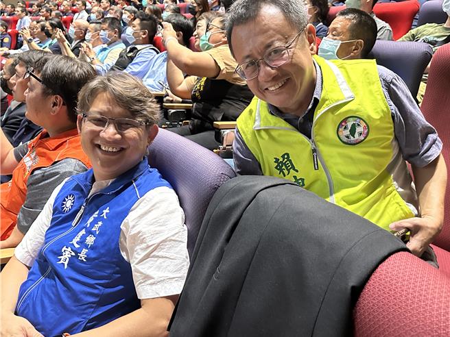 民进党台东区域立委候选人赖坤成（右）今天在脸书呼吁对手国民党台东区域立委候选人黄建宾（左）把大武乡长做好做满。（蔡旻妤摄）