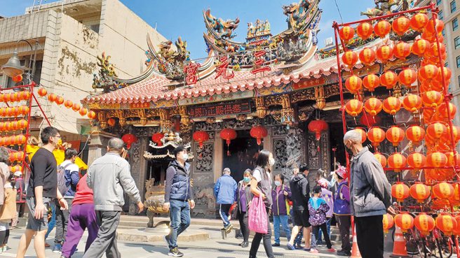 有「八德大庙」美称的八德三元宫，每年春节走春期间，均为善信祈福点灯的首选之点。（图／八德三元宫提供）

