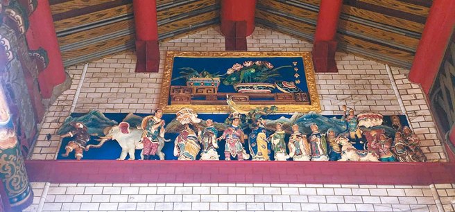 木雕大师叶金万的各项精致木雕作品，为八德三元宫的镇庙之宝。（图／八德三元宫提供）