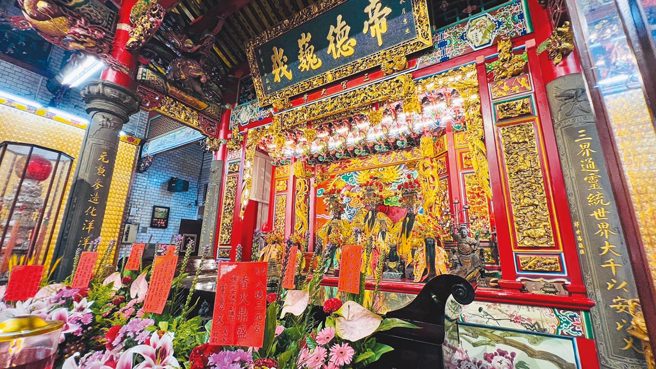 八德三元宫创建于清乾隆初年，正殿奉祀主神为天、地、水三元三品三官大帝。（图／八德三元宫提供）
