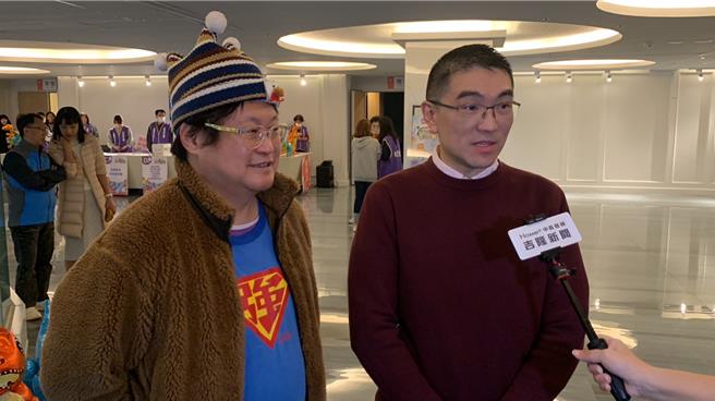 基隆市政府规画幼儿进入演艺厅观赏剧团表演已迈入第8年，10日起连续举办3天共5场的「大班幼儿艺术剧场体验」活动，首日由基隆市长谢国梁（右）陪同小朋友体验由如果剧团的演出。谢国梁强调，会持续打造让孩子和家长在基隆能有更好的体验。（徐佑升摄）