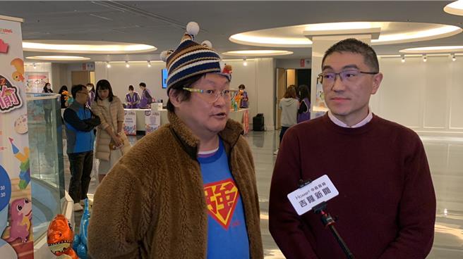 基隆市政府规画幼儿进入演艺厅观赏剧团表演已迈入第8年，10日起连续举办3天共5场的「大班幼儿艺术剧场体验」活动，首日由基隆市长谢国梁（右）陪同小朋友体验由如果剧团的演出。如果剧团团长赵自强（左）表示，很期待未来能跟基隆小朋友有更多交流。（徐佑升摄）