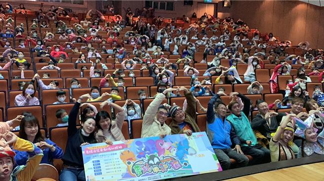 基隆市政府规画幼儿进入演艺厅观赏剧团表演已迈入第8年，10日起连续举办3天共5场的「大班幼儿艺术剧场体验」活动，首日由基隆市长谢国梁（右）陪同小朋友体验由如果剧团的演出。图为谢国梁（前排左五）与赵自强（前排左六）及小朋友合影。（徐佑升摄）