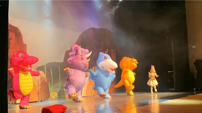 基隆市政府规画幼儿进入演艺厅观赏剧团表演已迈入第8年，10日起连续举办3天共5场的「大班幼儿艺术剧场体验」活动，首日由基隆市长谢国梁陪同小朋友体验由如果剧团的演出。图为如果剧团演出《麦走！玩具小偷》。（徐佑升摄）