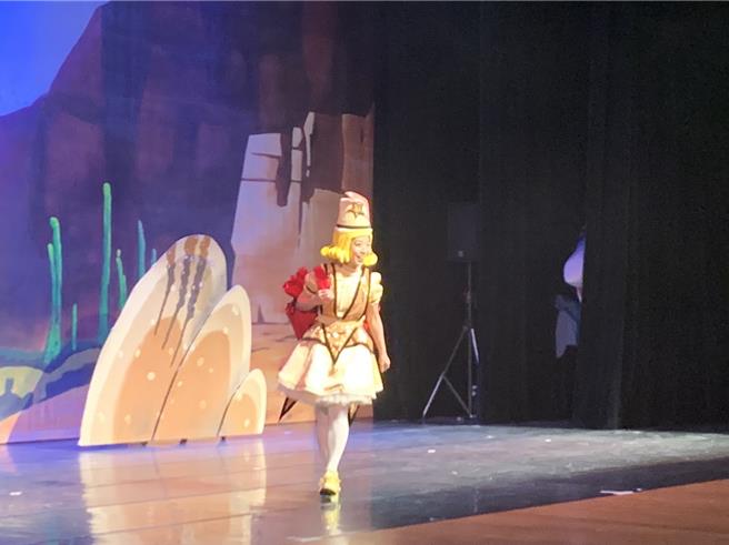 基隆市政府规画幼儿进入演艺厅观赏剧团表演已迈入第8年，10日起连续举办3天共5场的「大班幼儿艺术剧场体验」活动，首日由基隆市长谢国梁陪同小朋友体验由如果剧团的演出。图为如果剧团演出《麦走！玩具小偷》。（徐佑升摄）