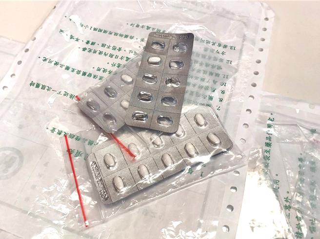 药师提醒民眾务必保留药袋或药品仿单，如果用药后发生不舒服、需要调整药物或避免重复用药，即可提供正确的资讯，包括药品名称、剂量、领药日期等。（王家瑜摄）