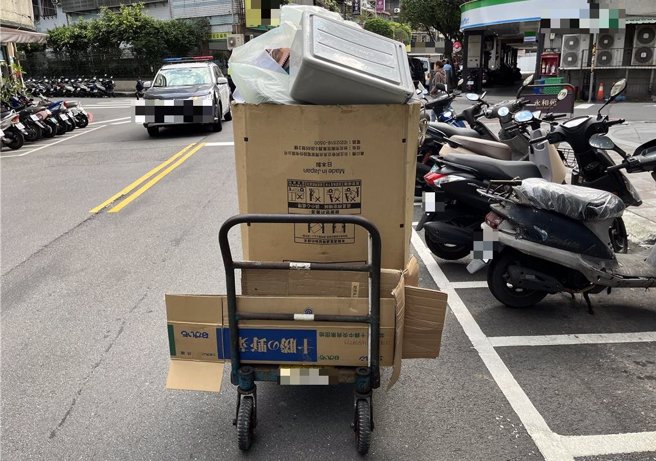 沈姓男子8日上午，推著裝滿雜物的手推車沿新北市永和區保福路前進，突感到暈眩，後仰倒於對向車道，遭黃姓男子駕駛的貨車輾傷頭部，送醫後不治。（永和警分局提供）