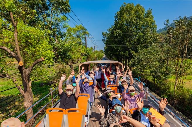 屏东观光双层巴士提供游览185县道不同的视野。(屏县府提供)